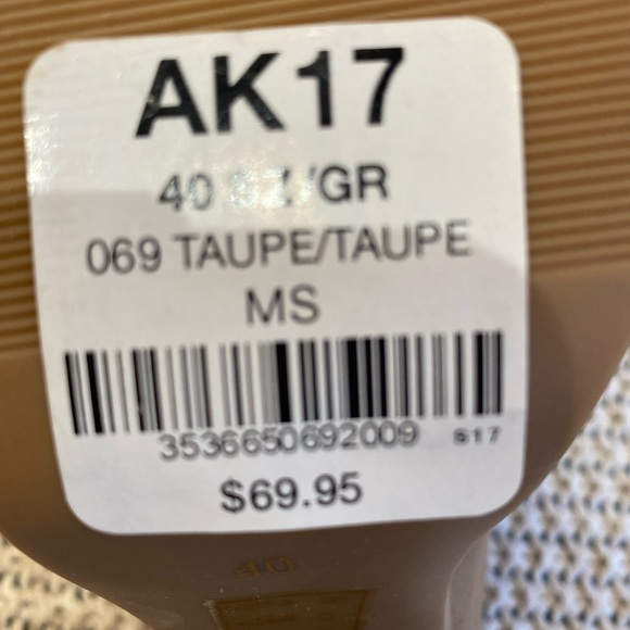 Beautiful tan Clogs 💕 - Picture 4 of 5